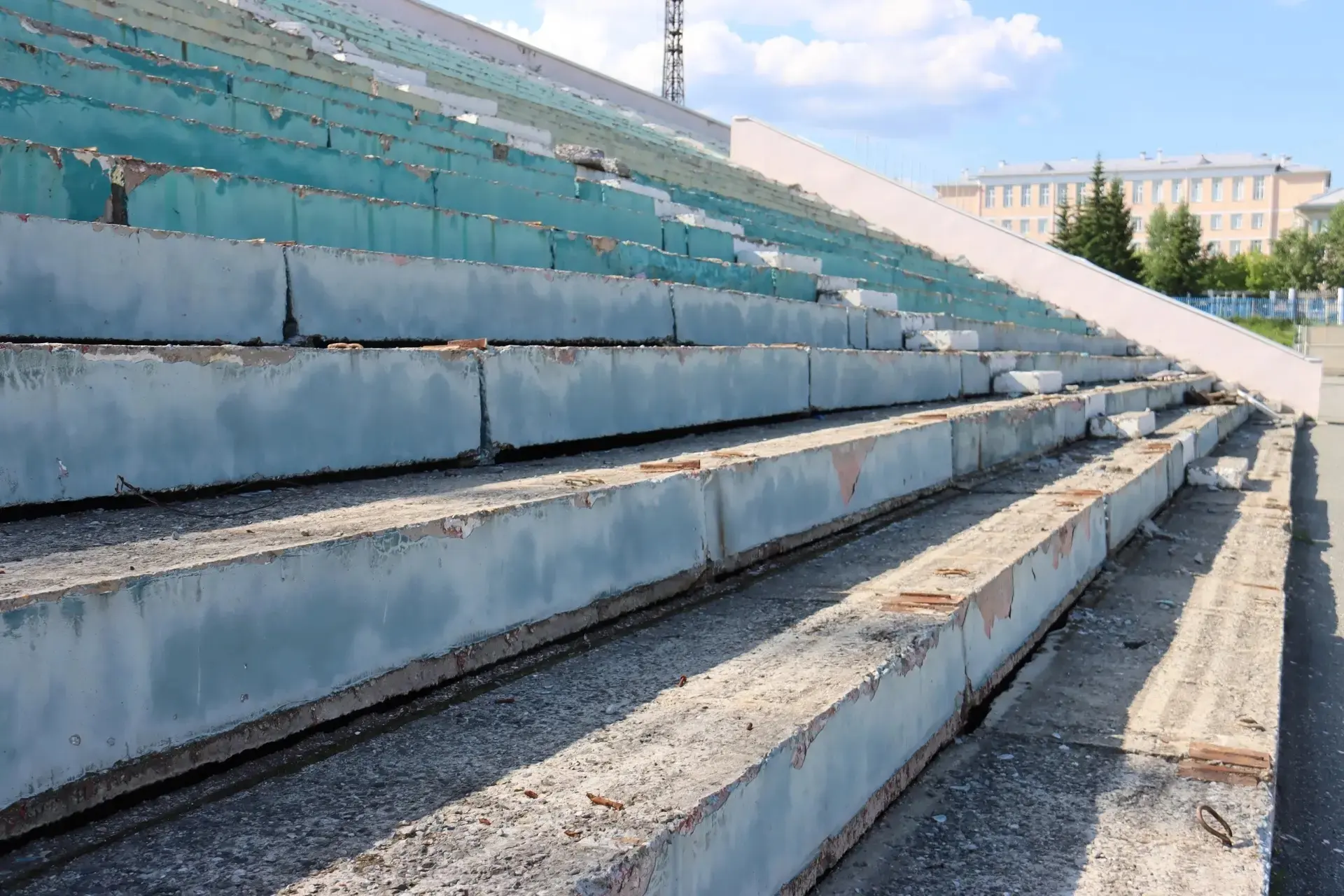 В Лесном прошло выездное совещание на стадионе «Труд». В нём приняли участие глава города Сергей Чер