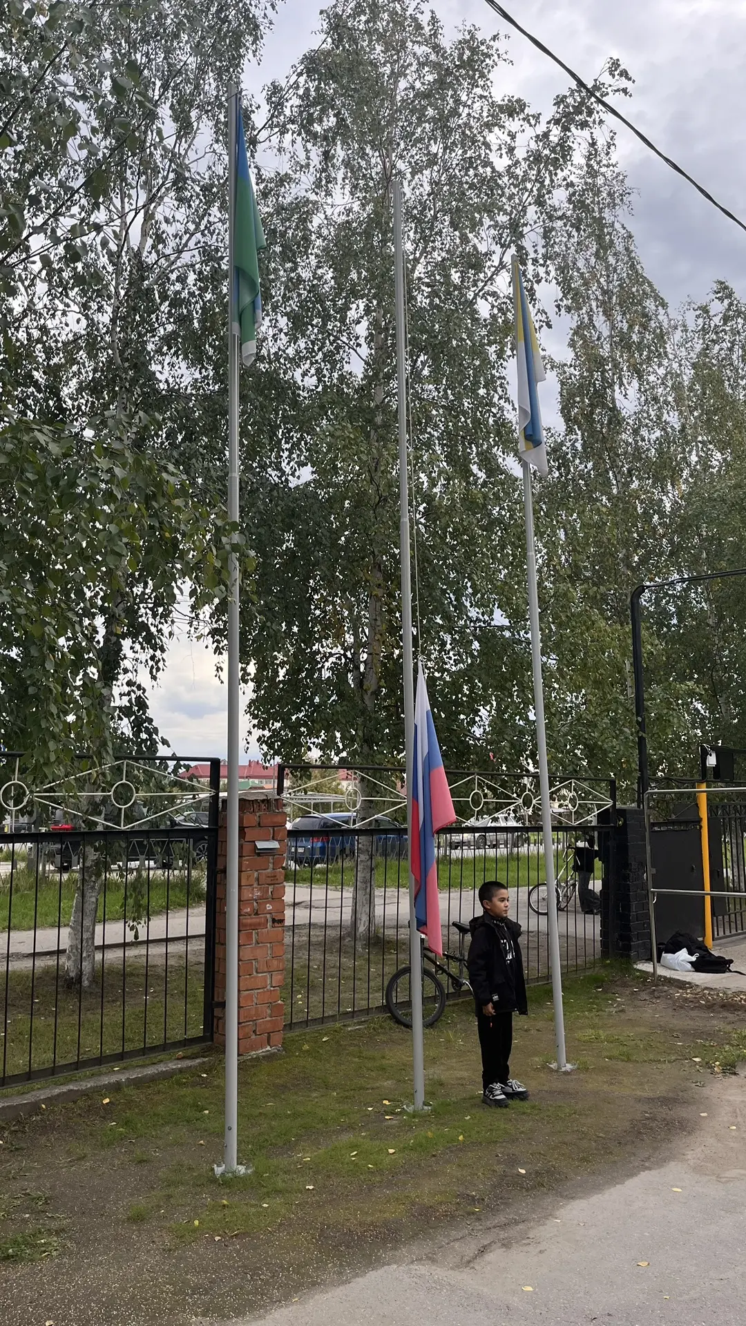 Завершаем учебную неделю торжественной церемонией спуска Государственного флага Российс...