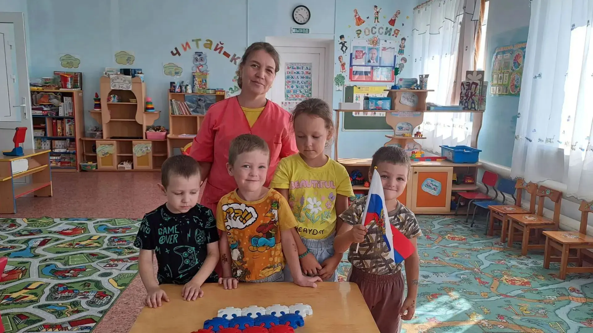 Три цвета красками сияют – в стране День флага отмечают!