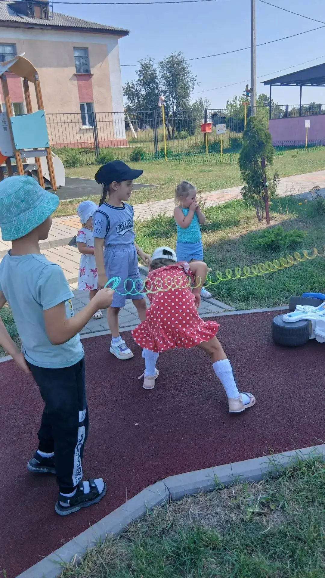 Станем рядышком по кругу.