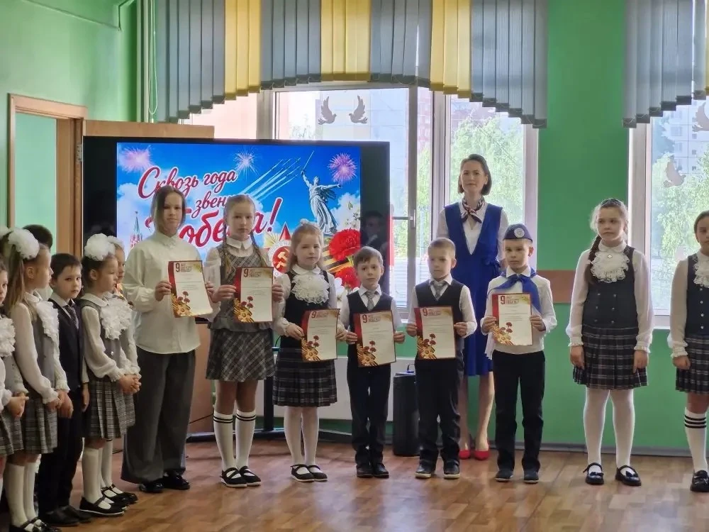 🇷🇺 Равнение на триколор!  Понедельник, 18 мая, в МБОУ СОШ № 9 начался с главного — торжественной лин