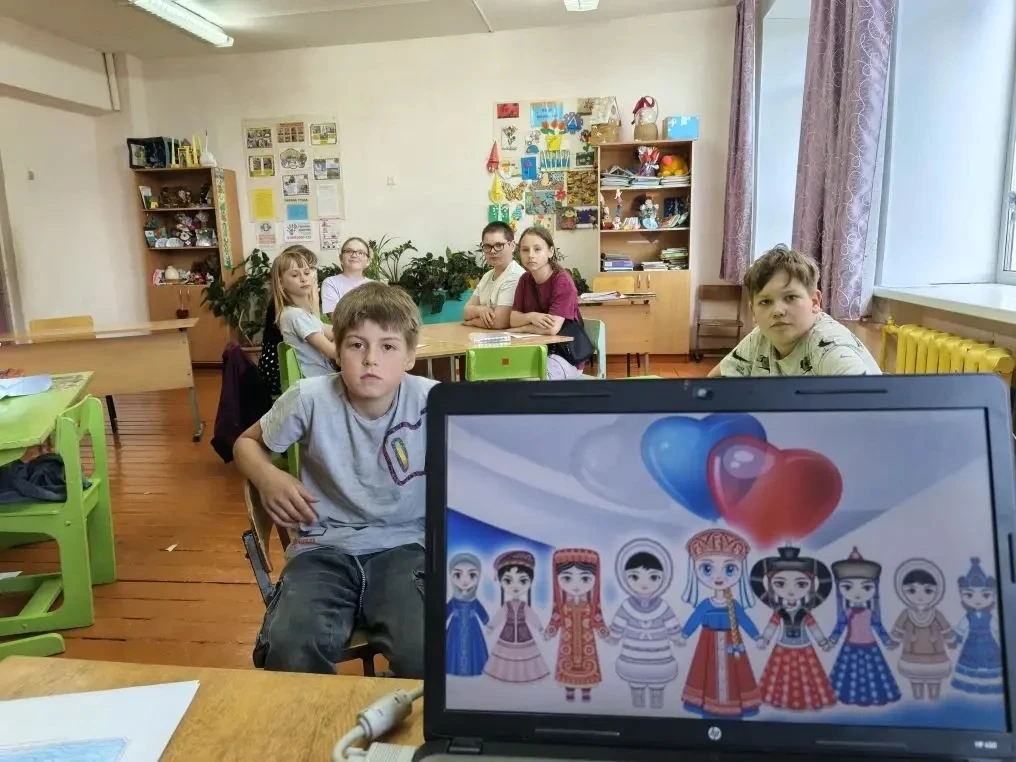 🇷🇺В рамках Года единства народов России в пришкольном оздоровительном лагере «Росинка» состоялась 