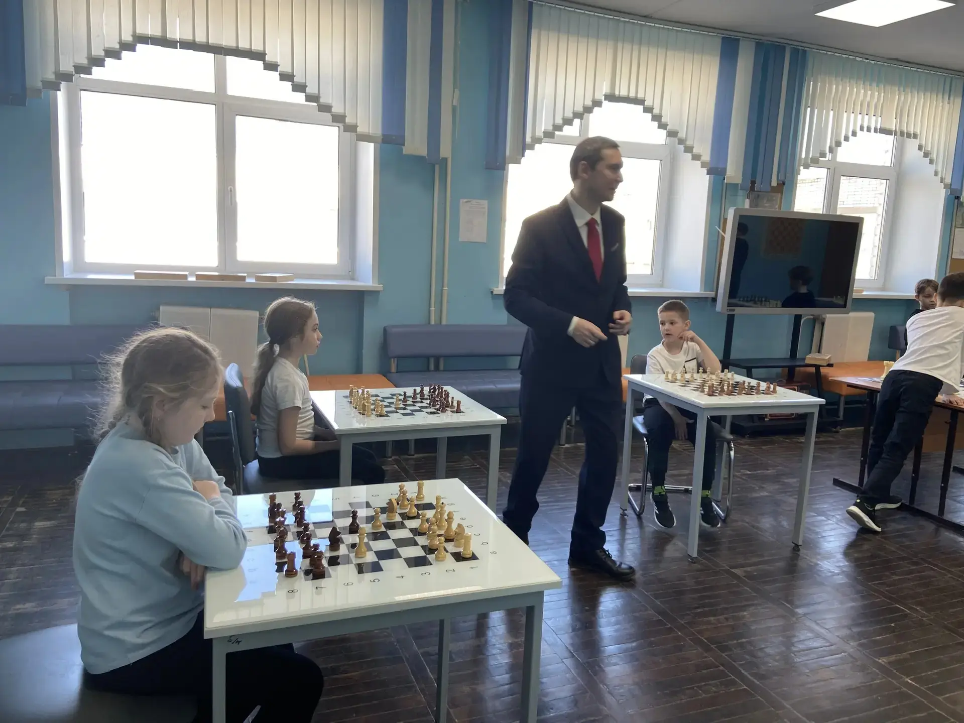 ♟️ Шахматный турнир на переменах в начальной школе!  В нашей школе стартовали тематические перемены 