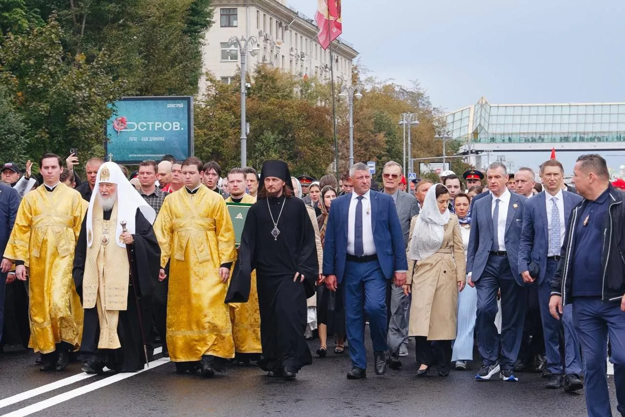 На Крестный ход в Москве второй год подряд из лидеров партий выходит только Слуцкий