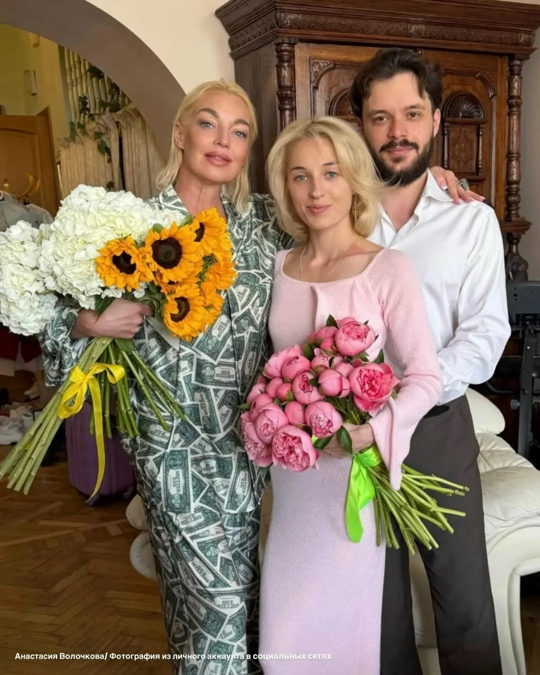 Анастасия Волочкова поделилась новыми фото со своей дочкой Ариадной и зятем, а также с мамой. Несмот
