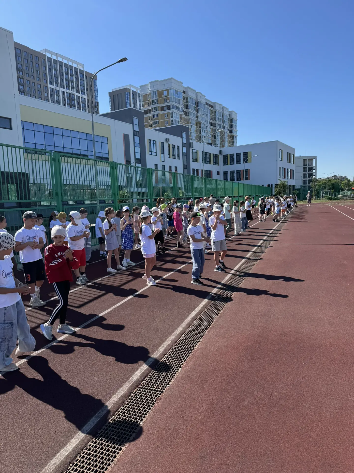 .

👫🏃🏻‍♀️‍➡️Утренняя гимнастика в пришкольном лагере: заряд бодрости на весь🚀 день.
Летние каник