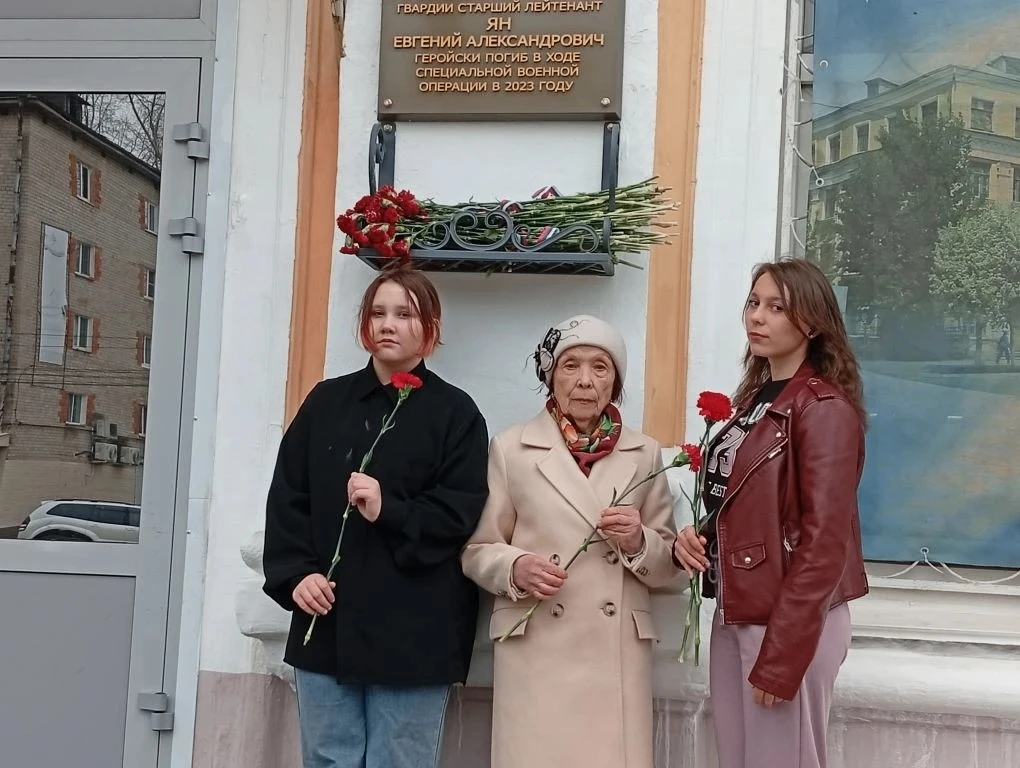 🌿✨ 30 апреля активисты музея после субботника отправились к памятникам героям СВО.    В этот день мы