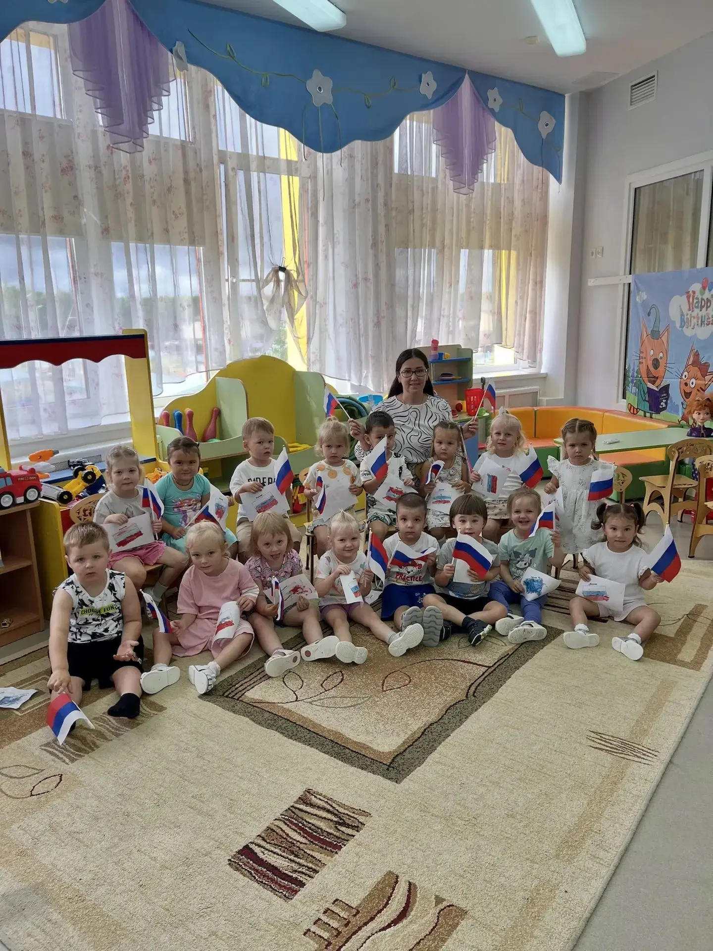Белый, синий, красный — наш день в детском саду.