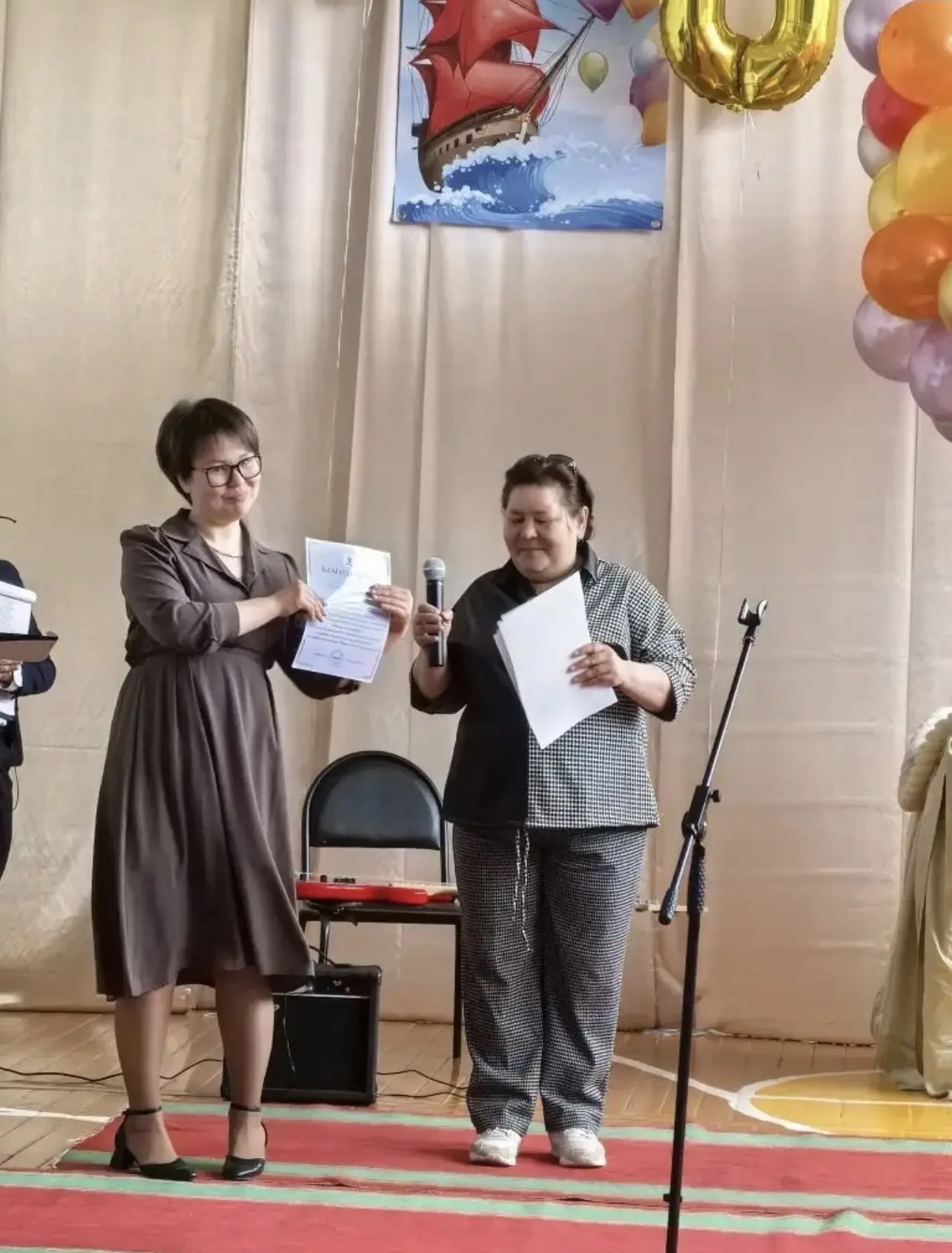 Сегодня по всей стране проходят ’Последние звонки’ для выпускников школ)

И мы присоединяемся к позд
