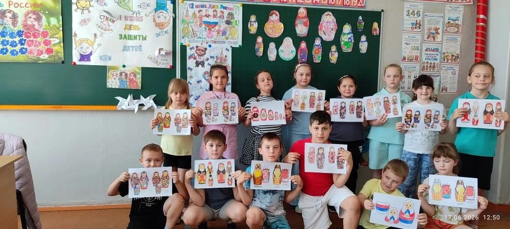 Яркие краски и русские узоры на "Одуванчиках"! 🎨
Сегодня на нашей пришкольной площадке "Одуванчики"