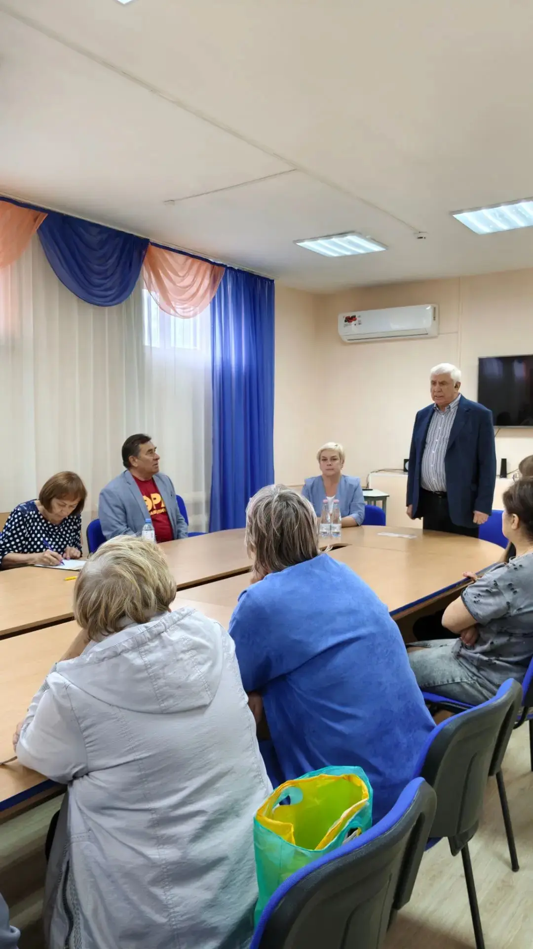 В Дедовичах встретились с жителями в городской библиотеке. Вручил удостоверения кандида...