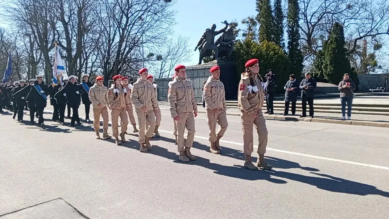 🇷🇺 Наши юнармейцы на Посту №1  Сегодня наши юнармейцы приняли участие в открытии молодежного патриот