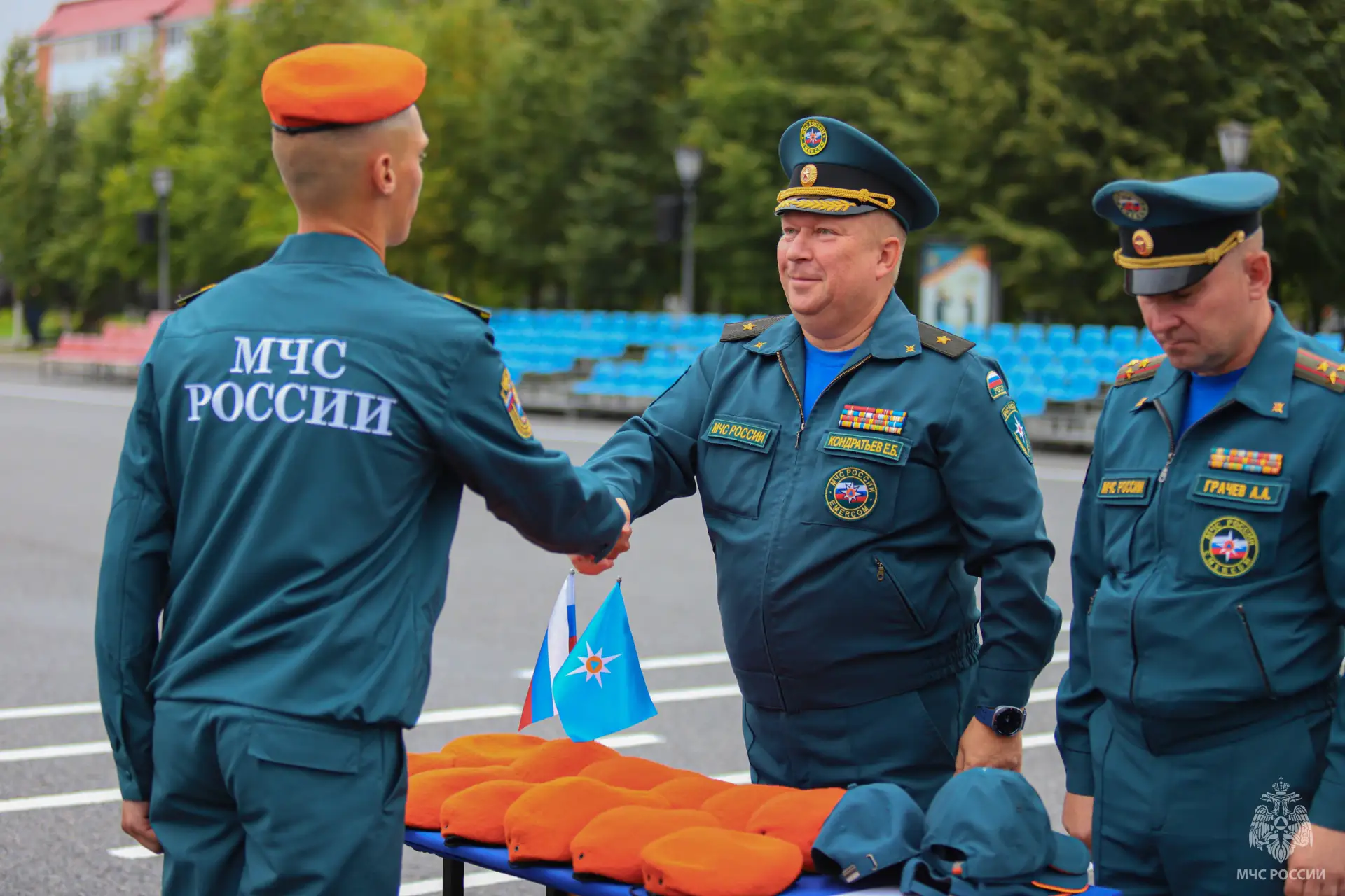 🌟 Курсантам первого курса вручили оранжевые береты МЧС России