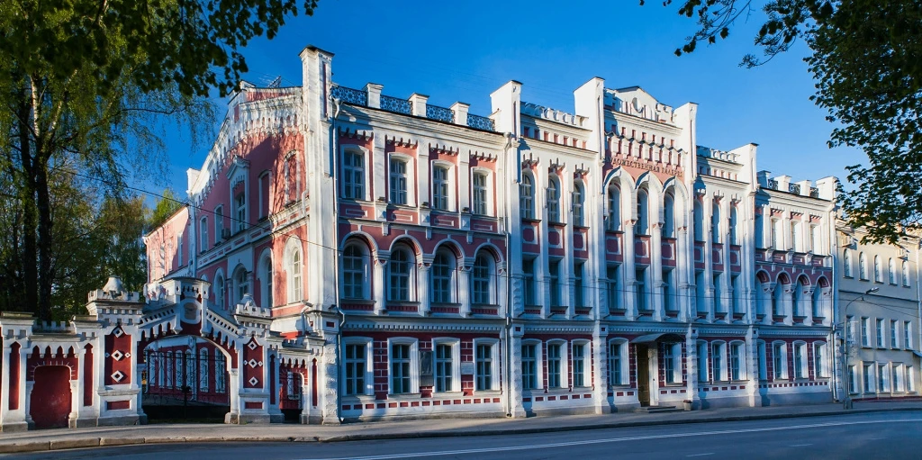 "Построенное здание училища по удобству, красоте и изяществу своей постройки составляет...