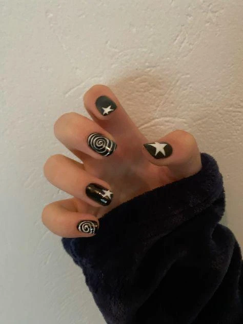Короткие ногти

💅 Маникюр