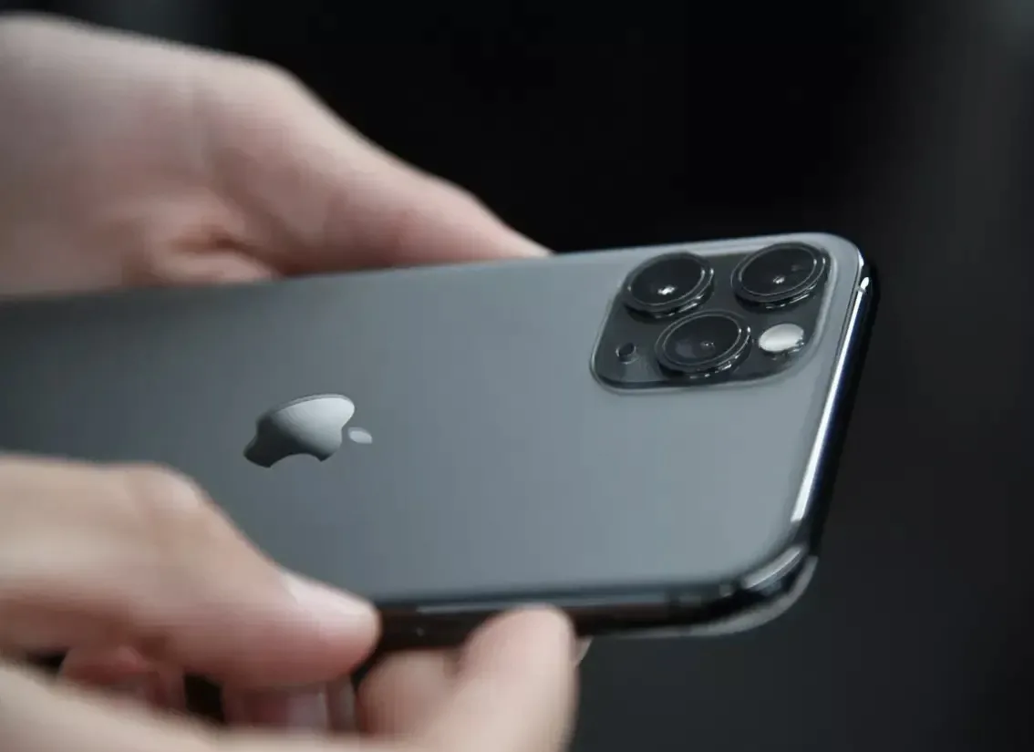 О масштабном сбое в работе IPhone речи не идет, заявил эксперт Зыков.