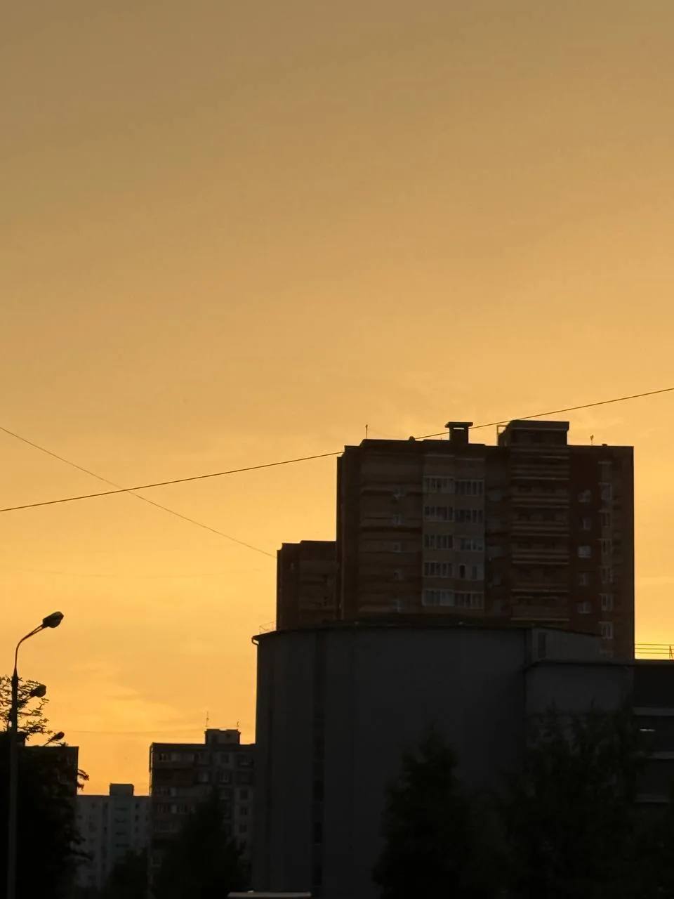 🌇 Вечером небо над Казанью окрасилось в мягкие золотистые оттенки заката.