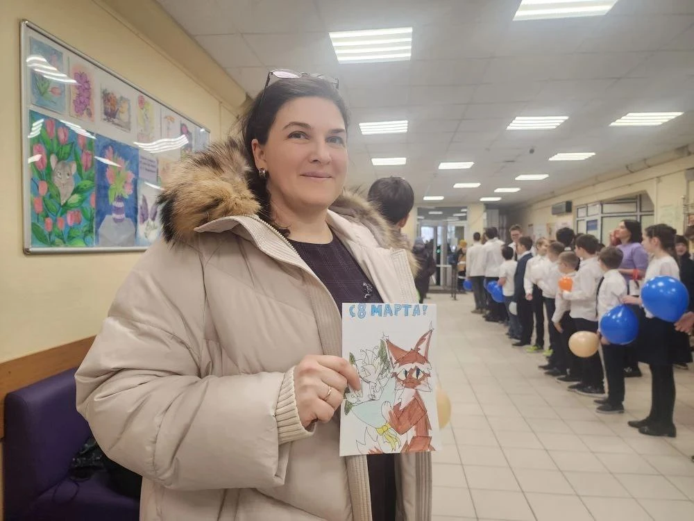 "Милые леди, прекрасные дамы! Бабушки, дочки, сестрички и мамы! Все вы красавицы, все вы богини, Все