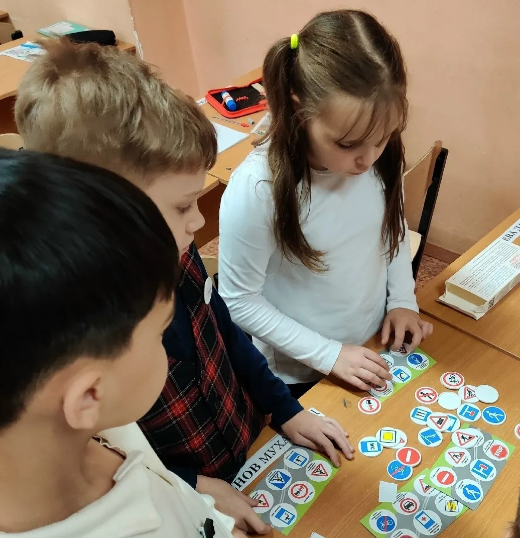 На "минутке безопасности" повторяли обязанности пешеходов через настольные игры по ПДД....
