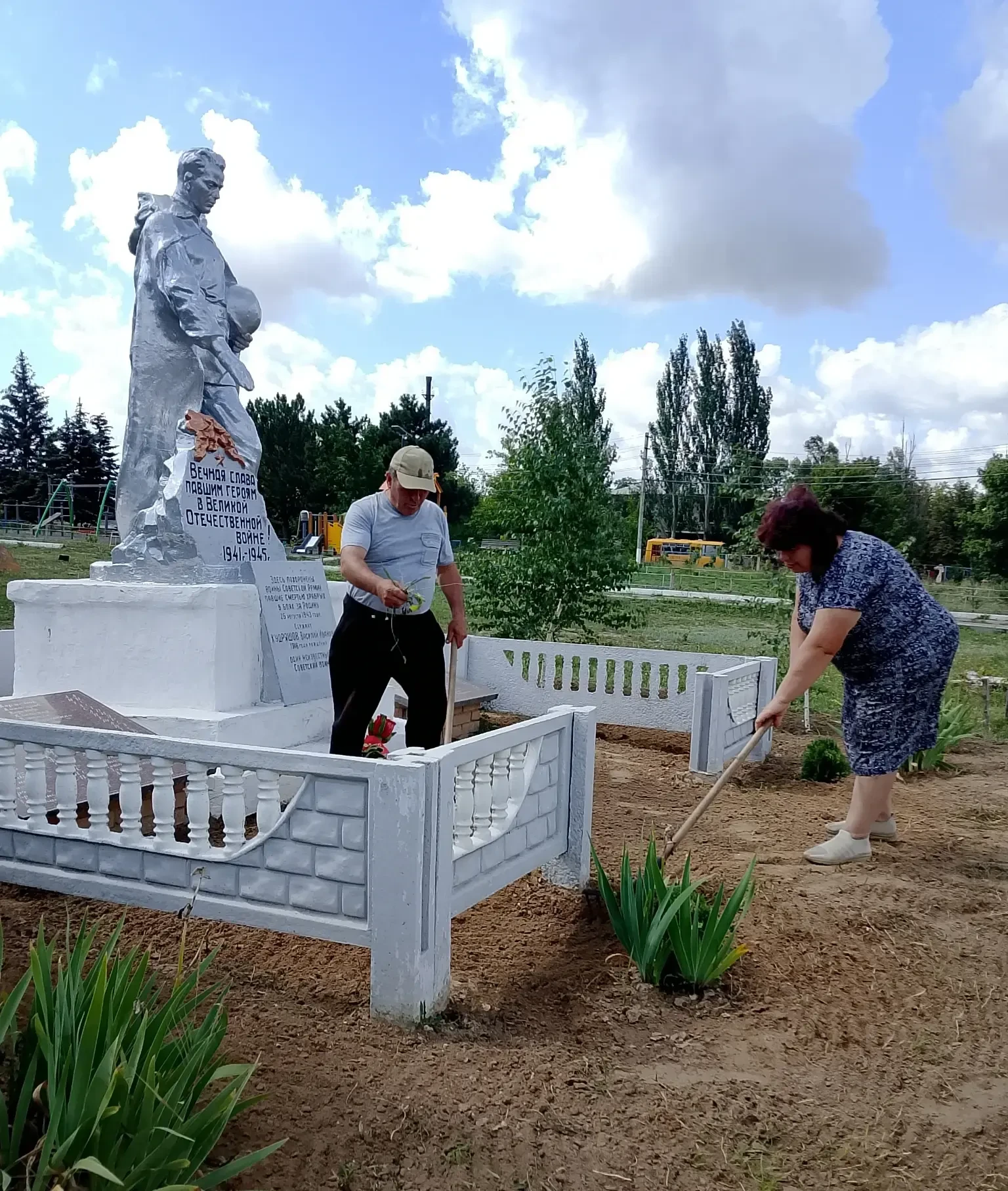 В МБУ "ОСЫКОВСКИЙ СДК"  проведена акция "Чистый четверг", была приведена в порядок территория памятн