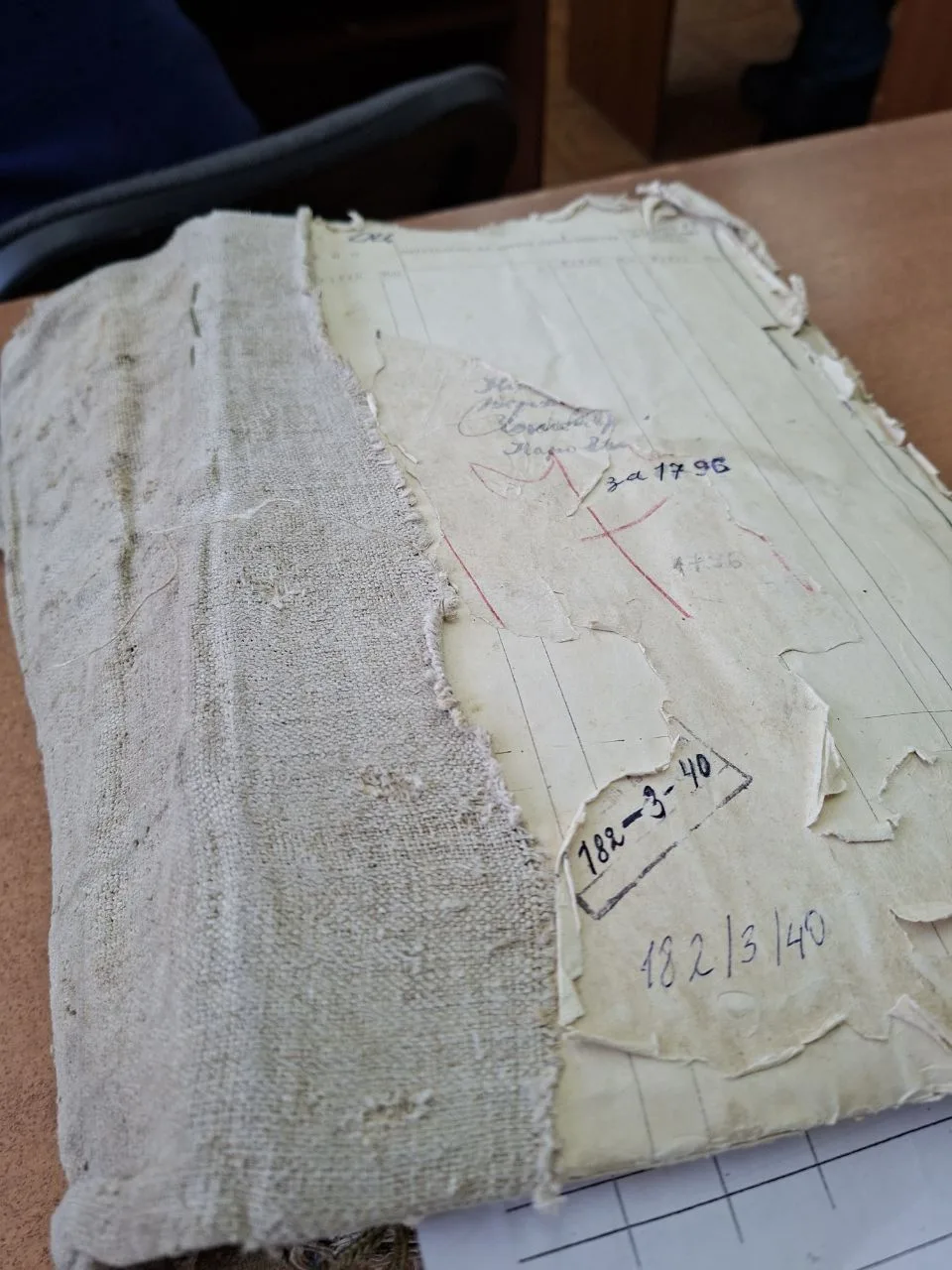 Незаметные предки

Я тут недавно задумалась о том, почему изучение одних фамильных веток идет очень 