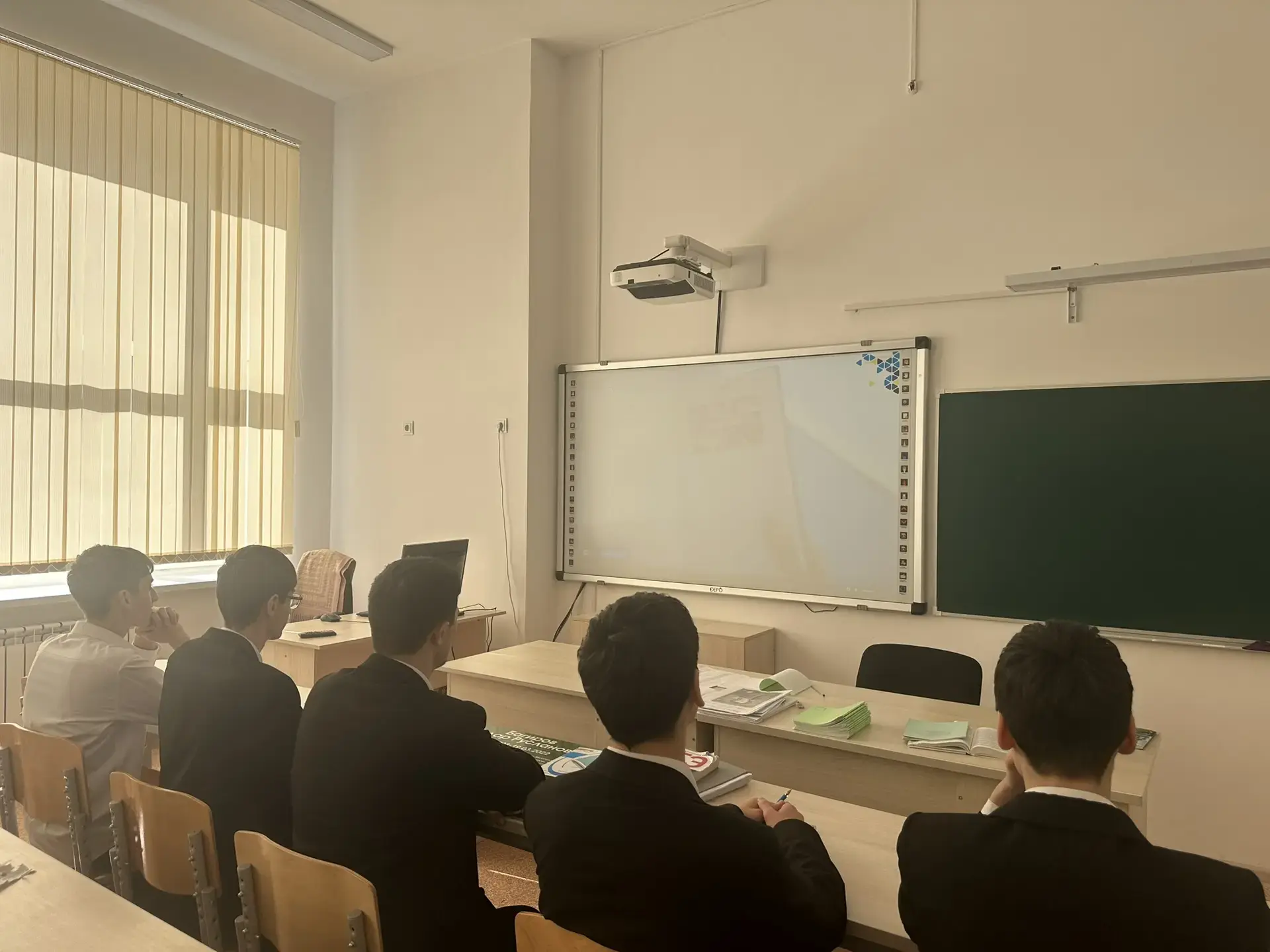 📹 В старших классах прошел показ документального фильма «Предательство».  В рамках реализации компле