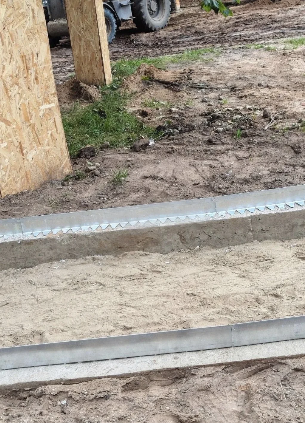 🏗 В парке Кузьминки при реконструкции применяют новую схему установки бордюров

По словам наблюдате