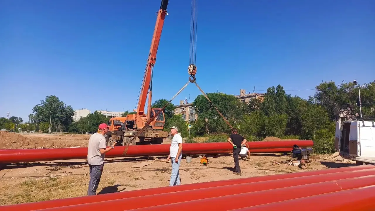 Под стук колес: на юге Волгограда «Концессии теплоснабжения» реконструируют тепловую сеть под железн