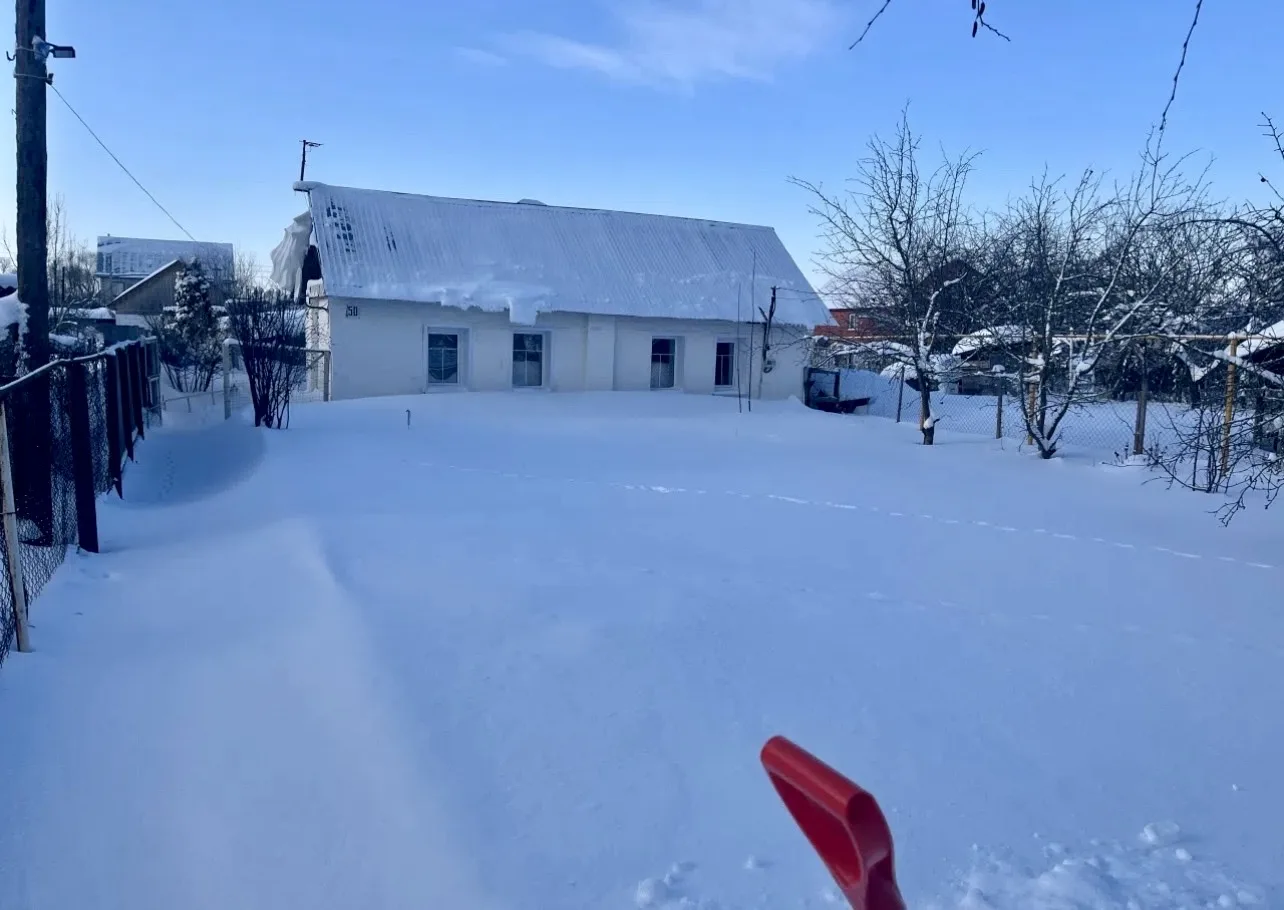 🙏Морозы отступили, и волонтеры продолжают бороться со снежной стихией!   ❄️🧹Воспитанники волонтерско