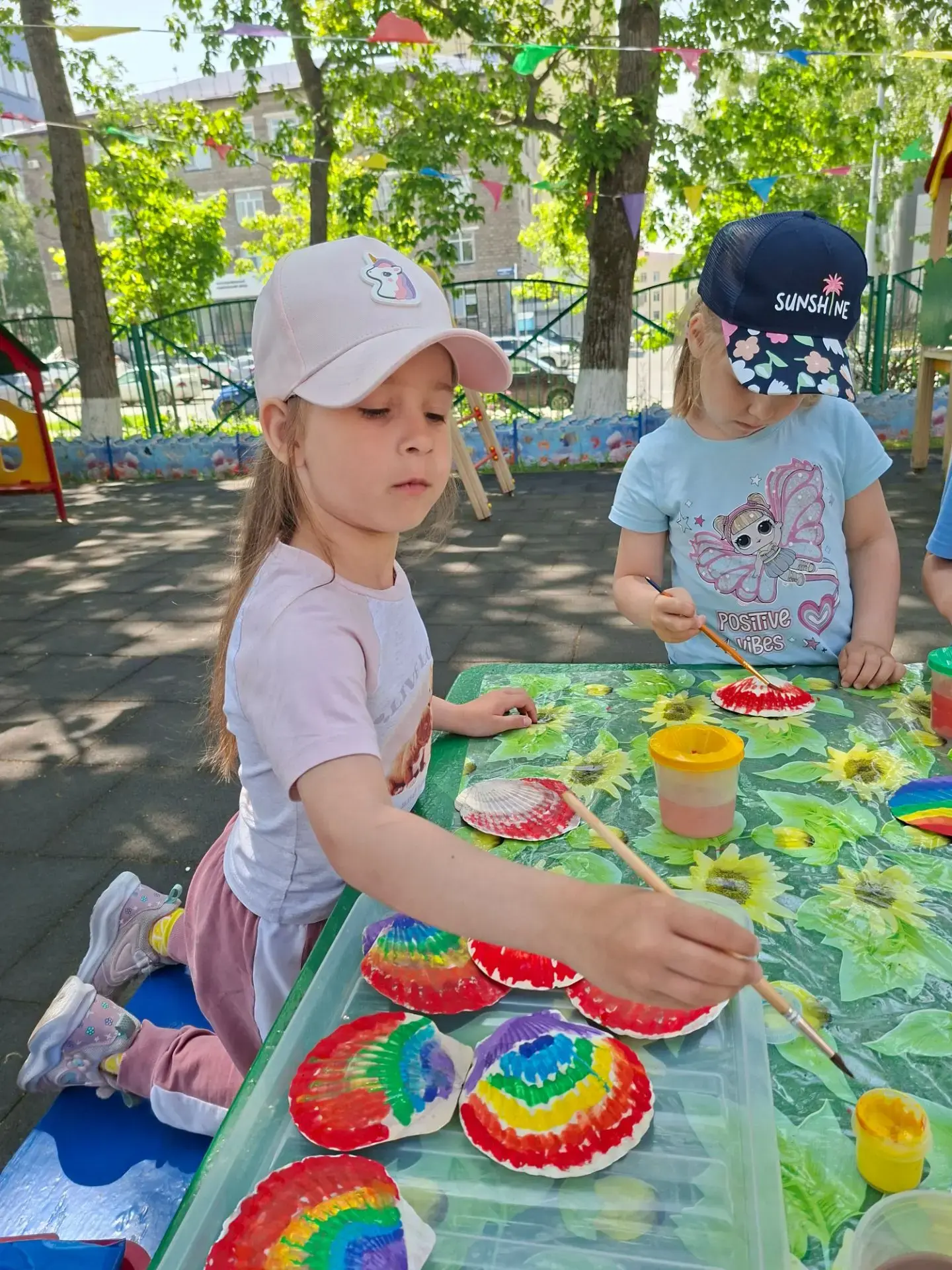 🎨 Художественно-эстетическое развитие: роспись морских ракушек в группе «Радуга» 🌈🐚

Наши ребята 