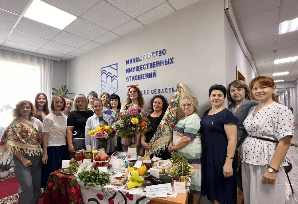Начали утро с приятного момента: ярмарка выращенных сотрудниками министерства культур «...