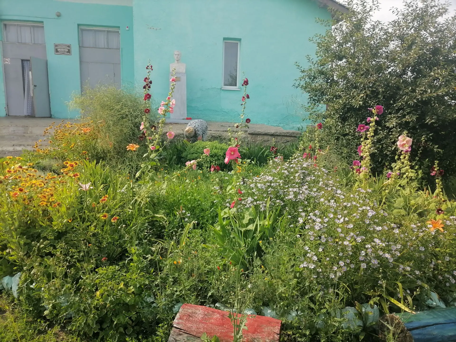 #благоустройство 
Работники Большемичкасского СДК и библиотеки продолжают благоустройство на террито