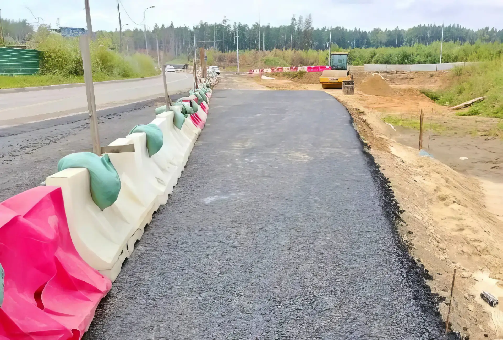 🛣️️ НА УГОЛЬНОЙ В МЫТИЩАХ НАЧАЛИ УКЛАДЫВАТЬ АСФАЛЬТ