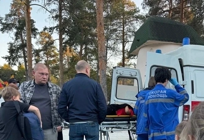 На скорой помощи доставили ребенка с новой детской площадки в Парке Гагарина. Оч witnes...