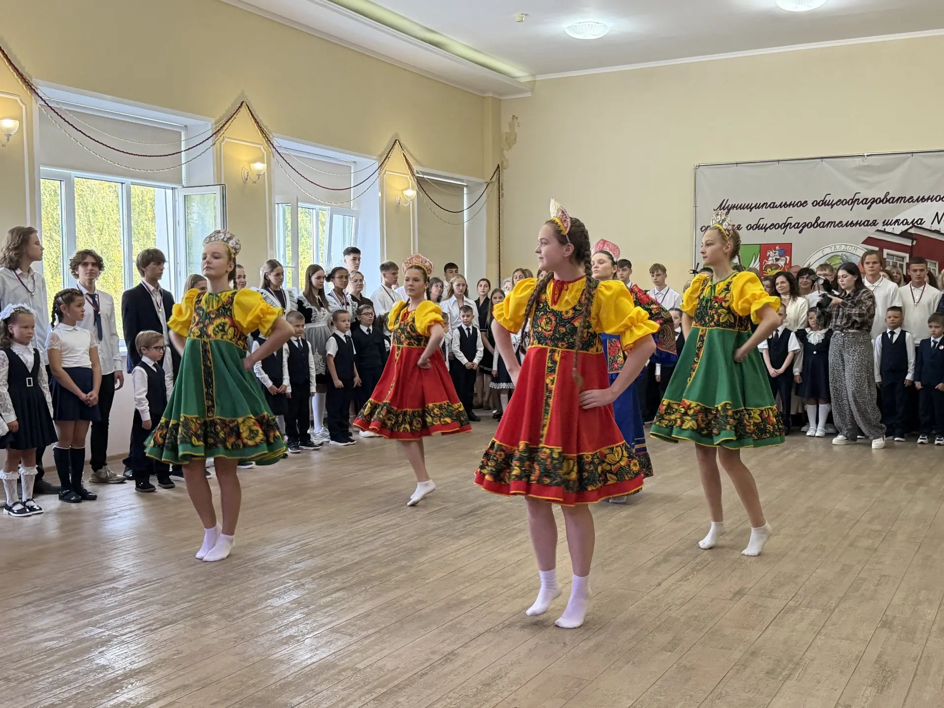 🏫 В МОУ СОШ №3 города Талдома прошла торжественная линейка, посвящённая началу нового ...