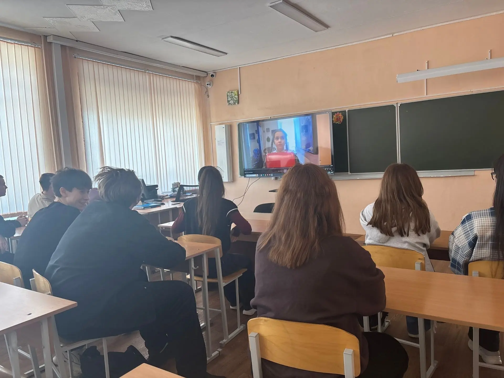 🎥 ✨ Кинолекторий в Еткульской школе стал важным событием, посвященным 82-й годовщине полного освобож