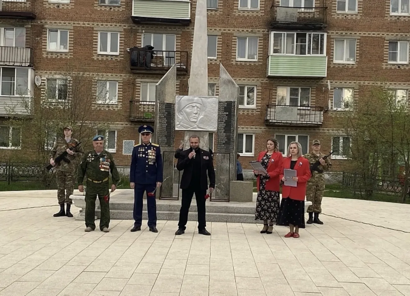 🌟 8 мая сотрудники Дома культуры «Красный горняк» МУ «ВКМЦК и Т «Истоки» провели в посёлке Фосфоритн