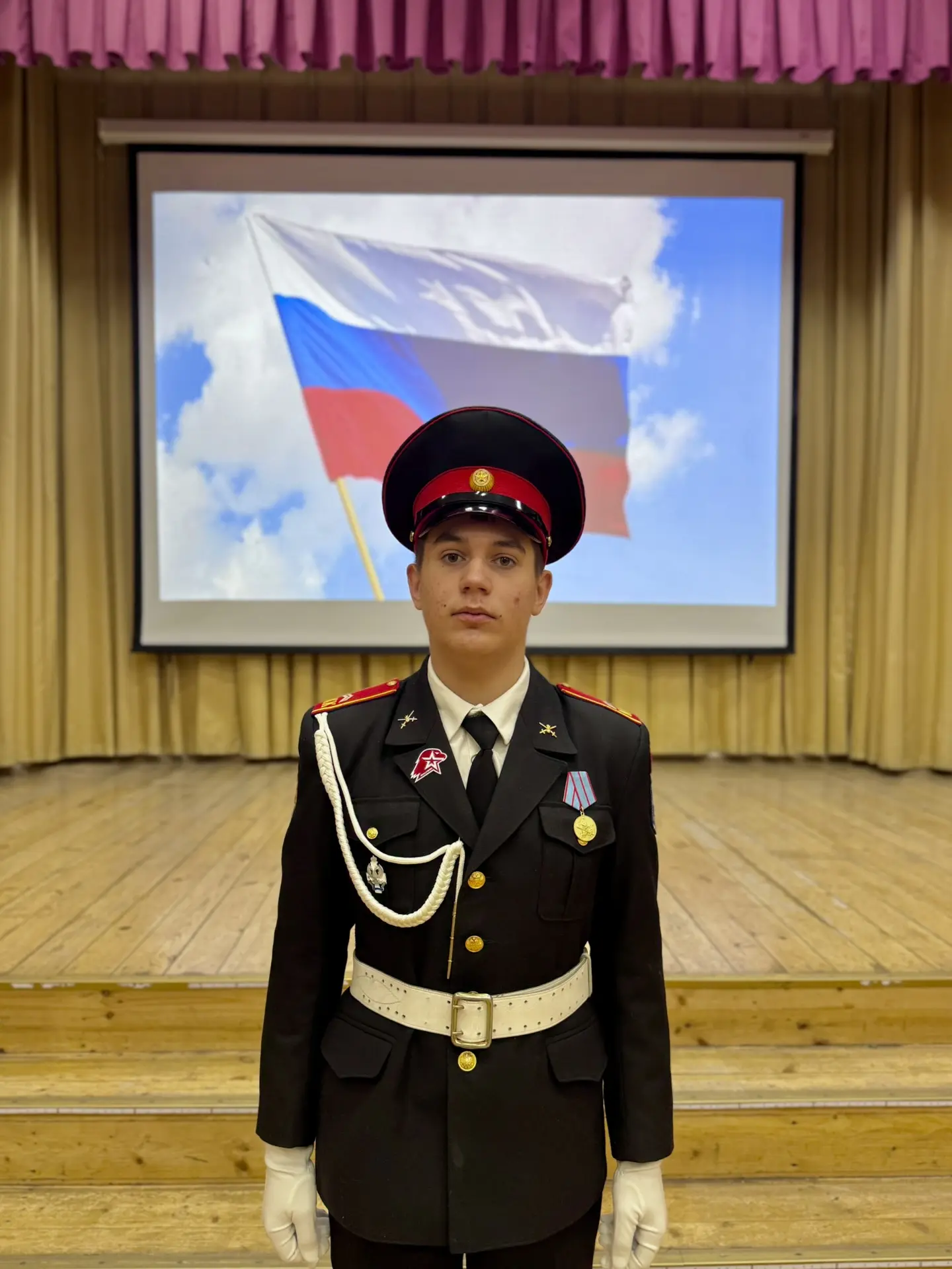 🇷🇺 За кадром церемонии: Наша знамённая группа  Каждую неделю в актовом зале мы видим торжественный в