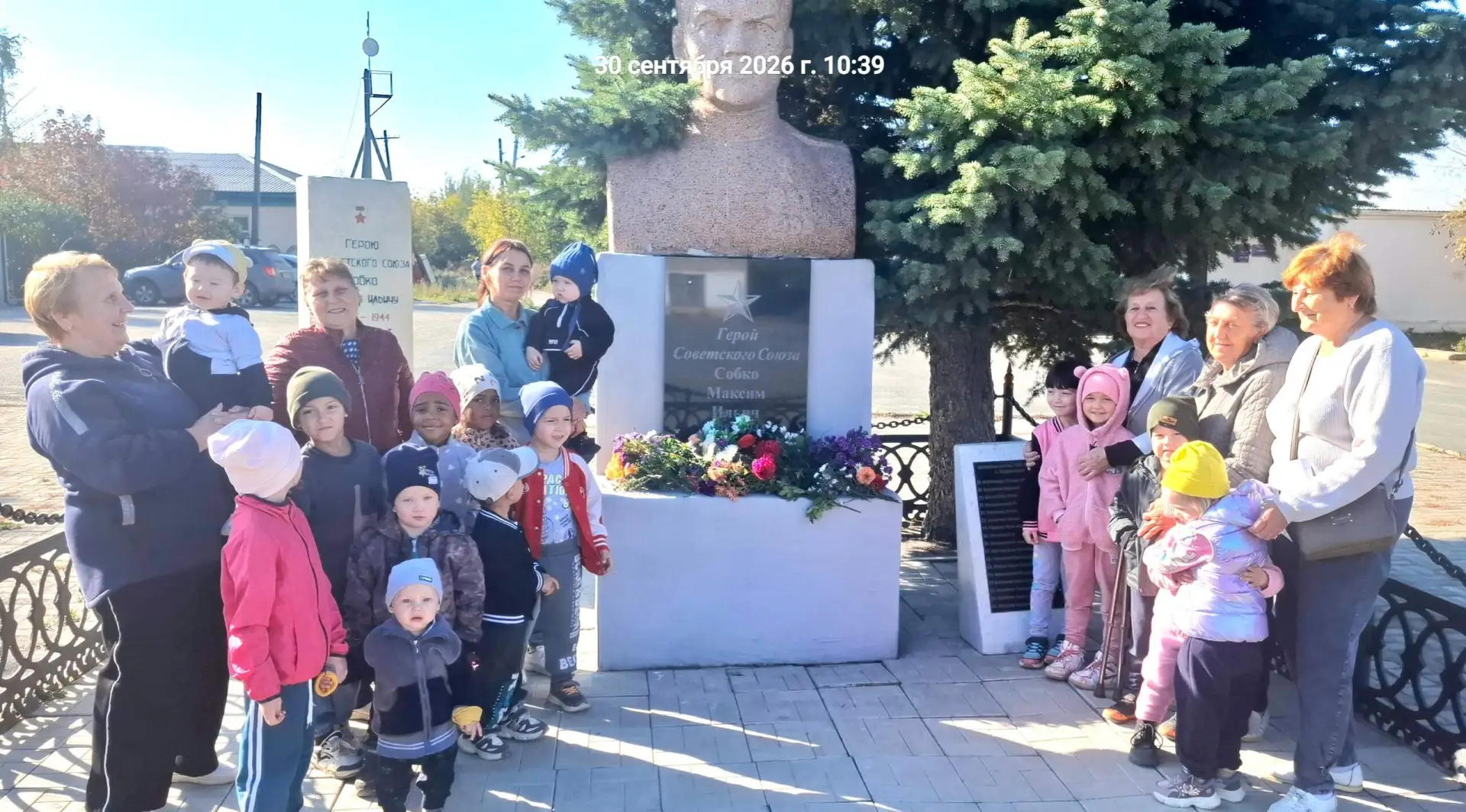 «Память в каждом цветке: единство поколений в акции ко Дню присоединения Донбасса и Нов...