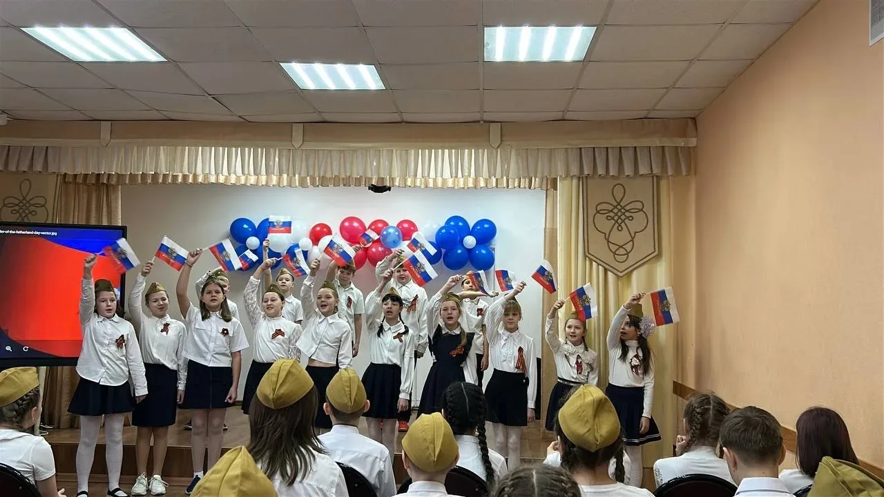 🇷🇺 Накануне Дня защитника Отечества в нашей школе прошёл трогательный фестиваль солдатской песни сре