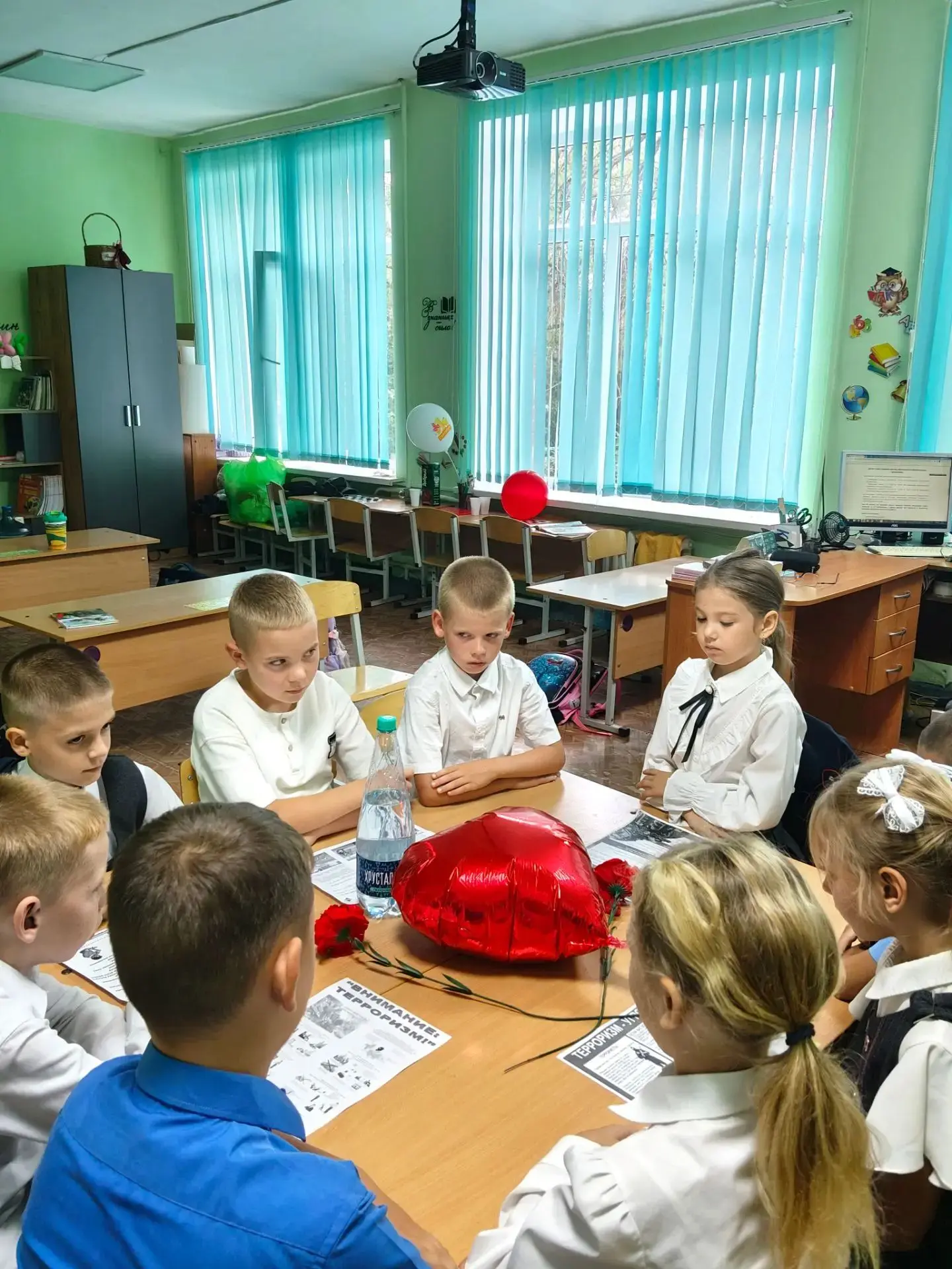 Во 2 классе учитель Долгалева Л. А провела беседу "Беслан: Память на века"