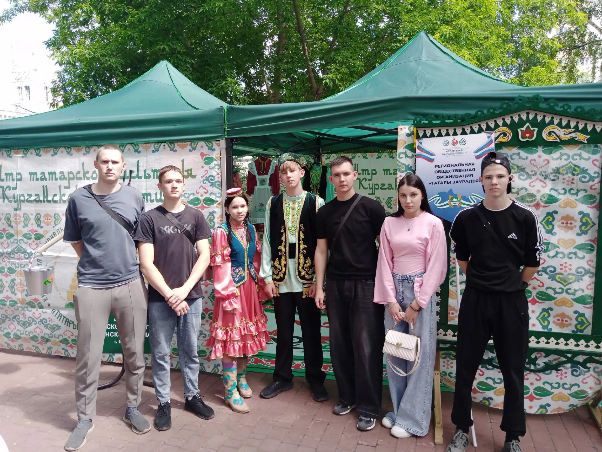 Фестиваль "Русское поле"

На Троицкой площади у Курганской филармонии 12 июня, в День России, прошёл