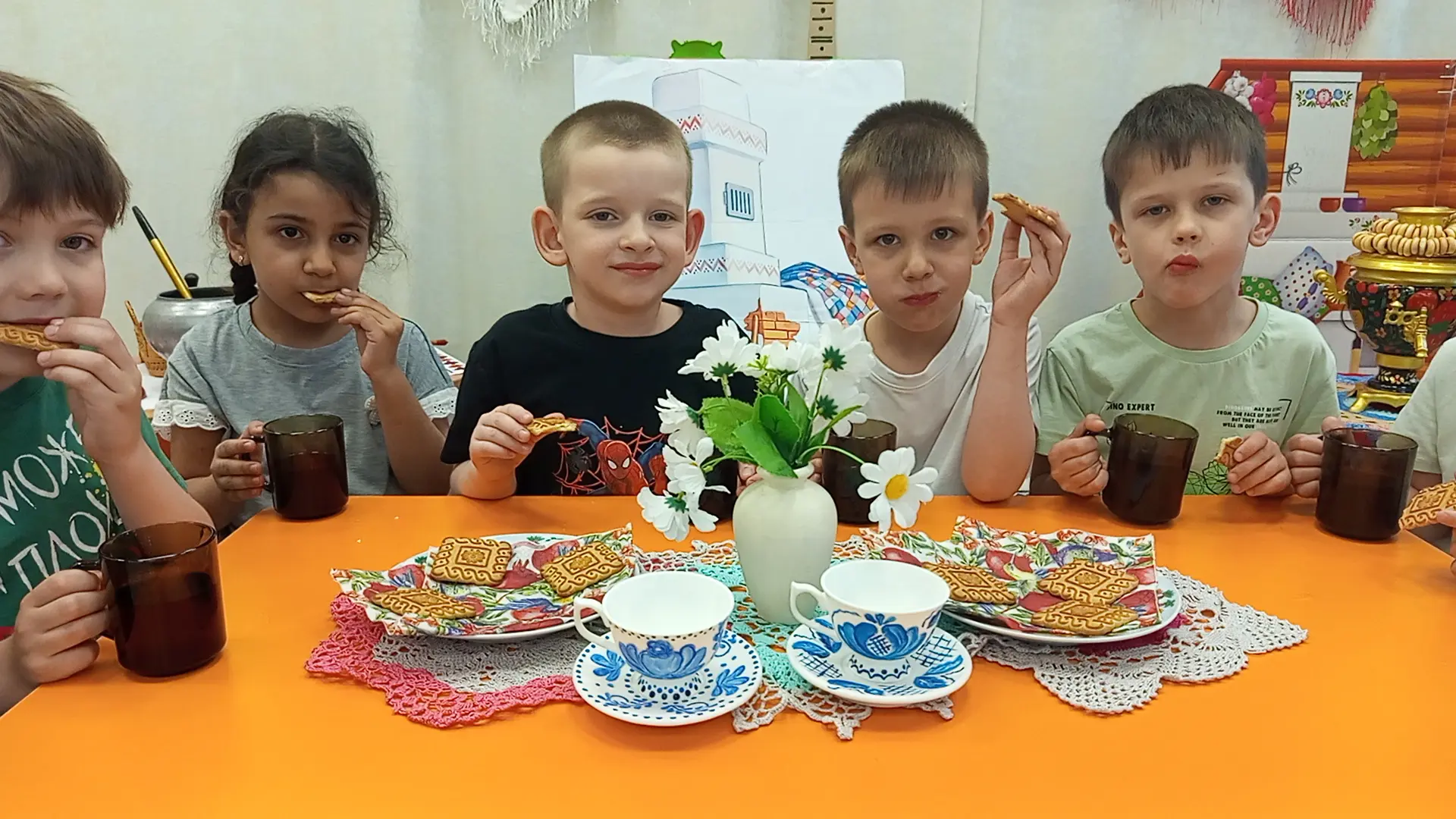 Сегодня в старшей группе "Фантазёры" прошло чаепитие в необычной праздничной обстановке...