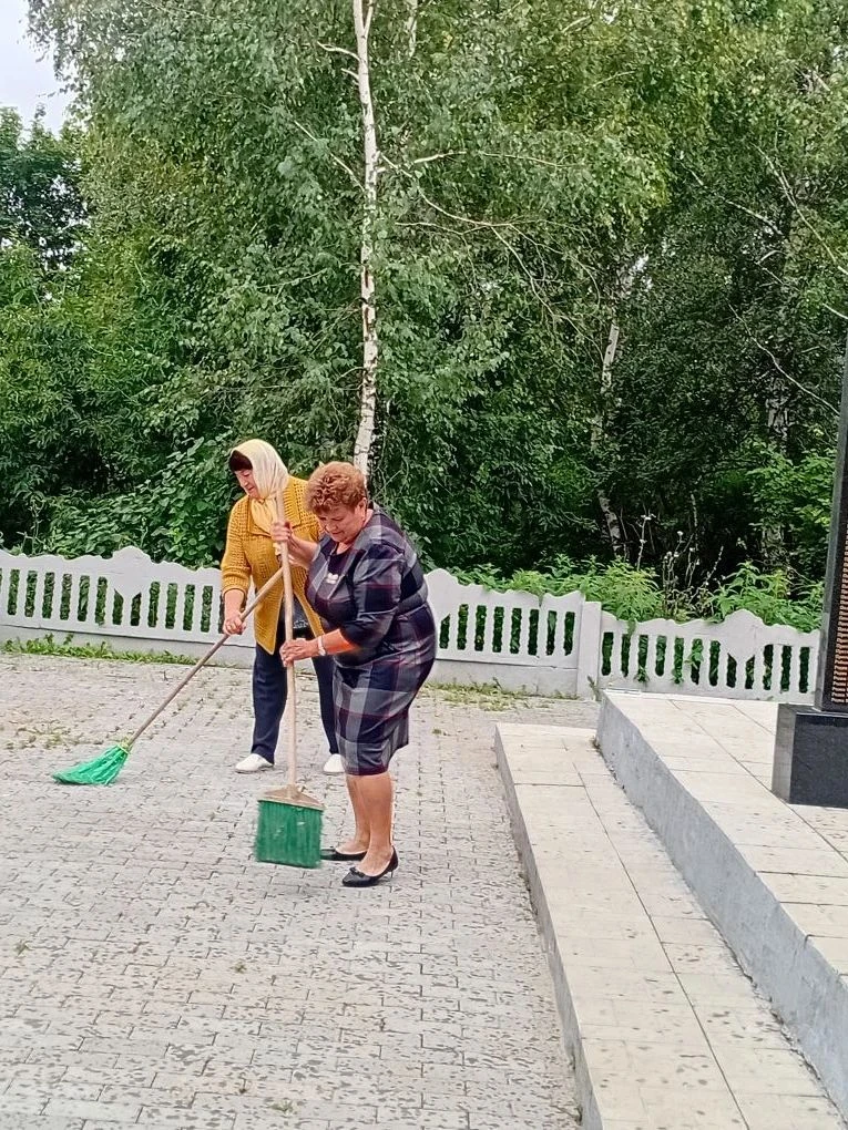 Уборка территории памятника в селе Судосево