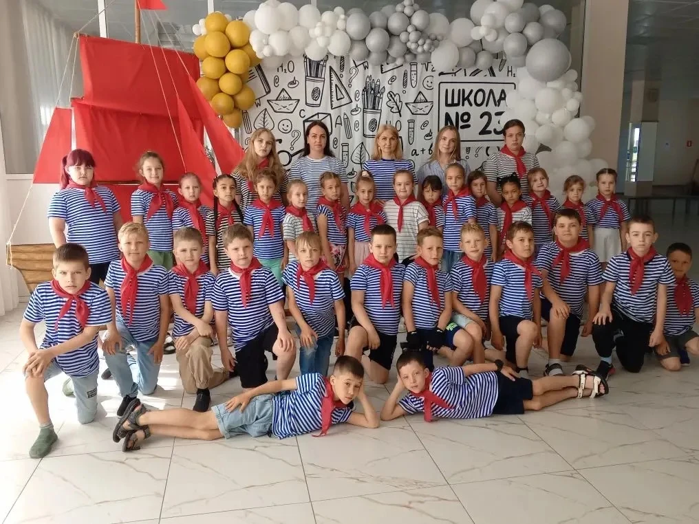 Начинаем знакомство с отрядами пришкольного лагеря «АЛЫЕ ПАРУСА» ❤️

1 отряд- "Мореходы" 🌊 🛳️ 
Вос