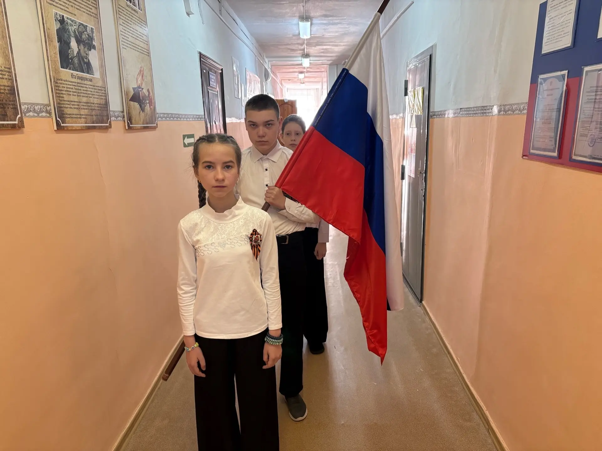 Учебная неделя в школе началась с торжественной линейки, посвящённой внесению Государственного флага