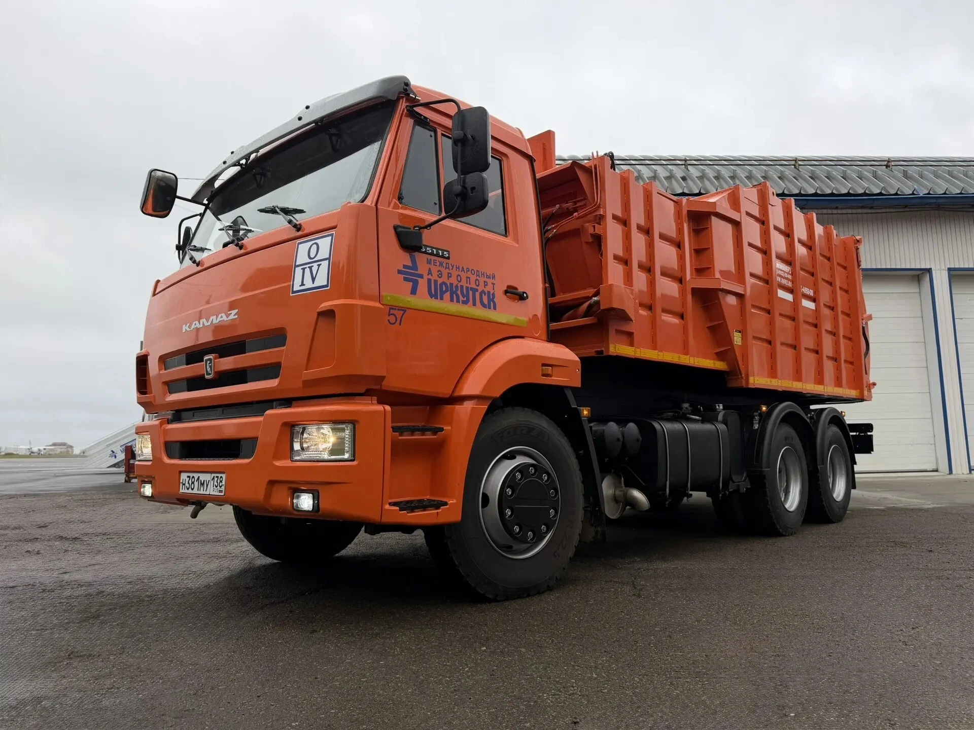 ♻️Автопарк Иркутского аэропорта пополнился мусоровозом на шасси КАМАЗ
