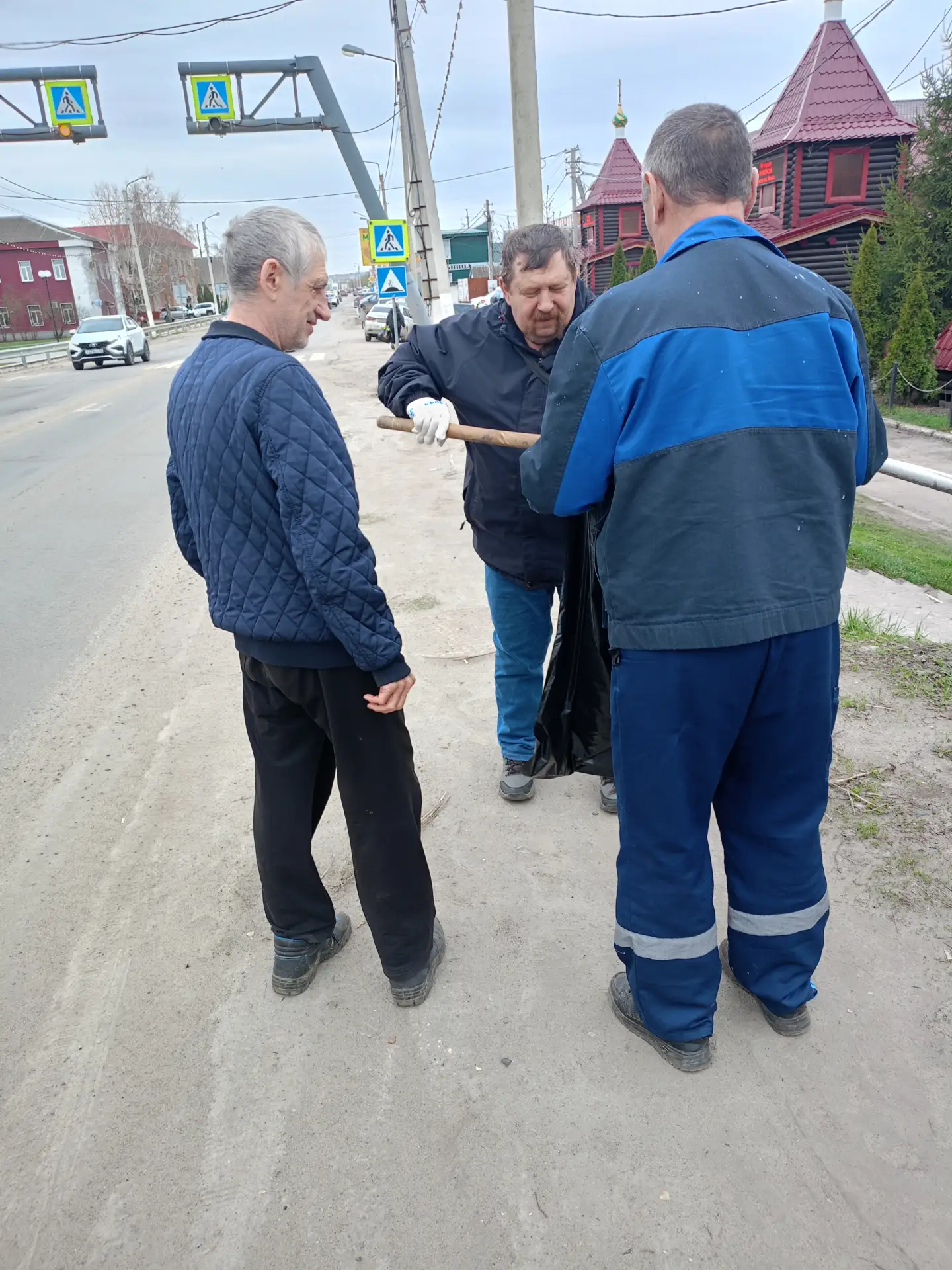 На территории с.Бессоновка продолжаются работы в рамках месячника по благоустройству.