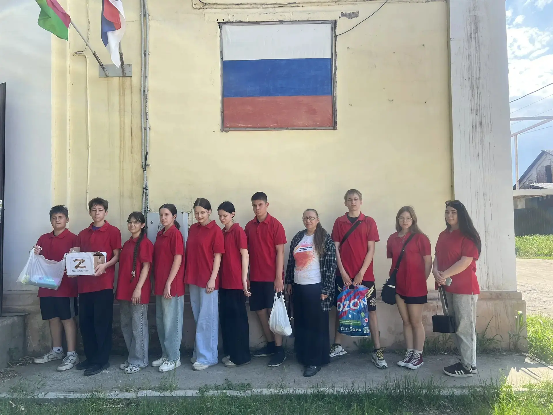 Наши юнармейцы посетили штаб.
Помогли волонтёрам в плетении сетей, собрали гуманитарную помощь для у
