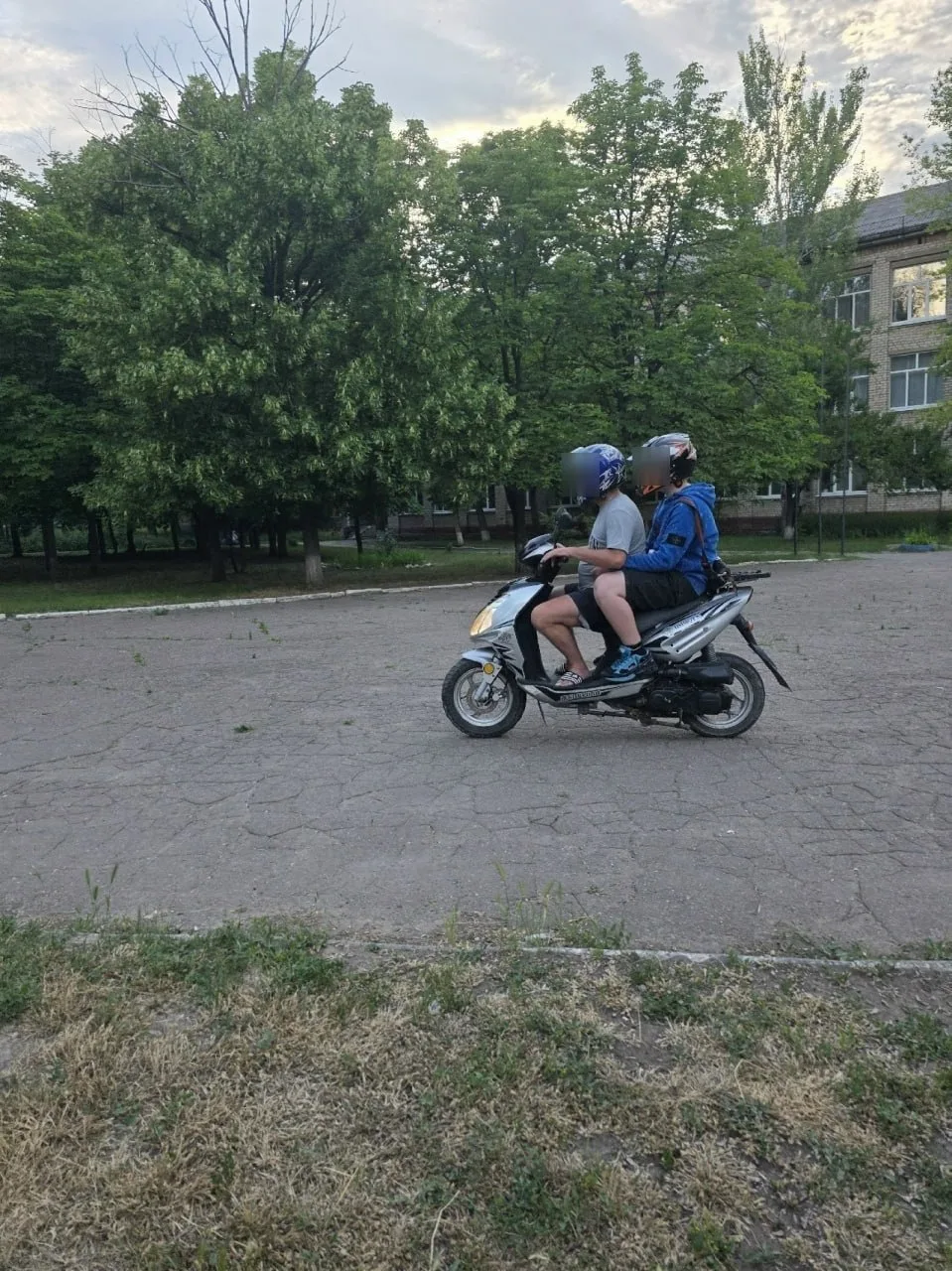 😡 Подростков, гоняющих на скутере по школьному двору заметили на Солнечном в Луганске

Такую картин
